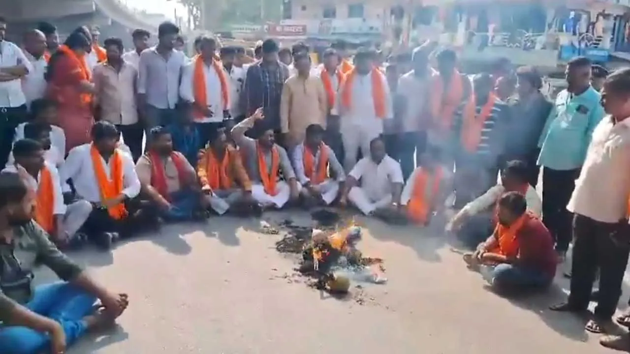 TG : శంషాబాద్ లో బంద్.. వీహెచ్ పీ సహా హిందూ సంఘాల ఆందోళన TG : శంషాబాద్ లో బంద్.. వీహెచ్ పీ సహా హిందూ సంఘాల ఆందోళన