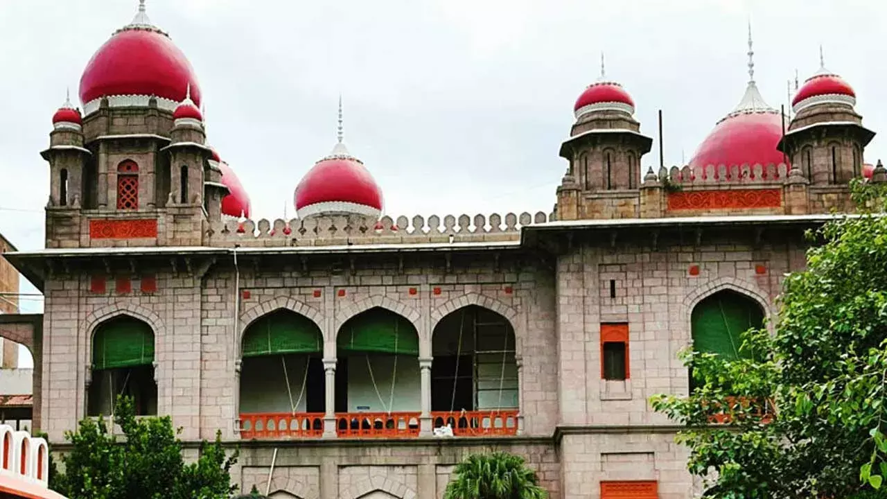 Telangana High Court : ఫైన్లు వేయండి.. రోడ్డు ప్రమాదాలపై హైకోర్టు సీరియస్ Telangana High Court : ఫైన్లు వేయండి.. రోడ్డు ప్రమాదాలపై హైకోర్టు సీరియస్