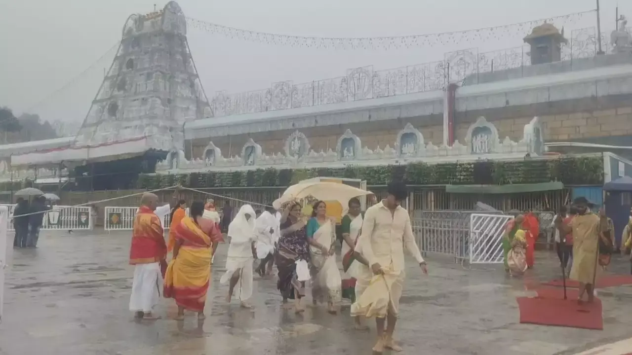 Heavy Rains : తిరుమల, తిరుపతిలో వర్షాలు.. ప్రజలకు హై అలర్ట్ Heavy Rains : తిరుమల, తిరుపతిలో వర్షాలు.. ప్రజలకు హై అలర్ట్