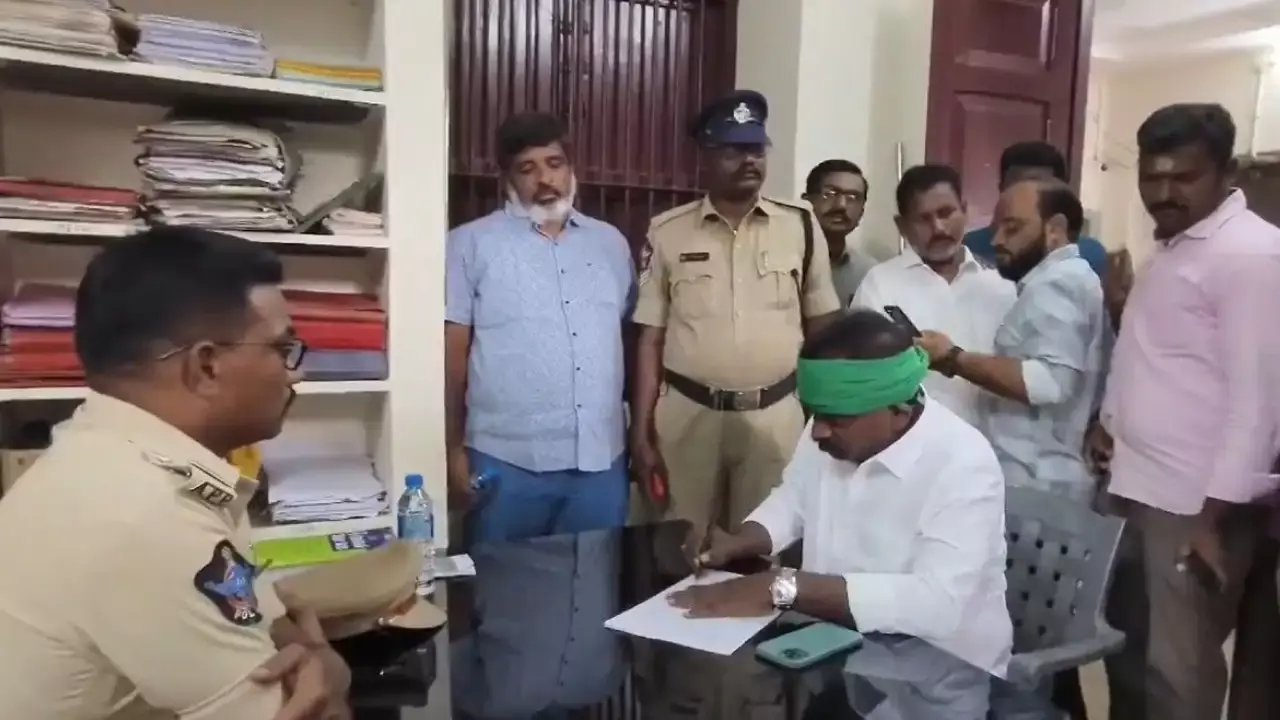 AP : వైసీపీ సోషల్ ఆక్టివిస్ట్ వర్రాపై కొలికపూడి ఫిర్యాదు