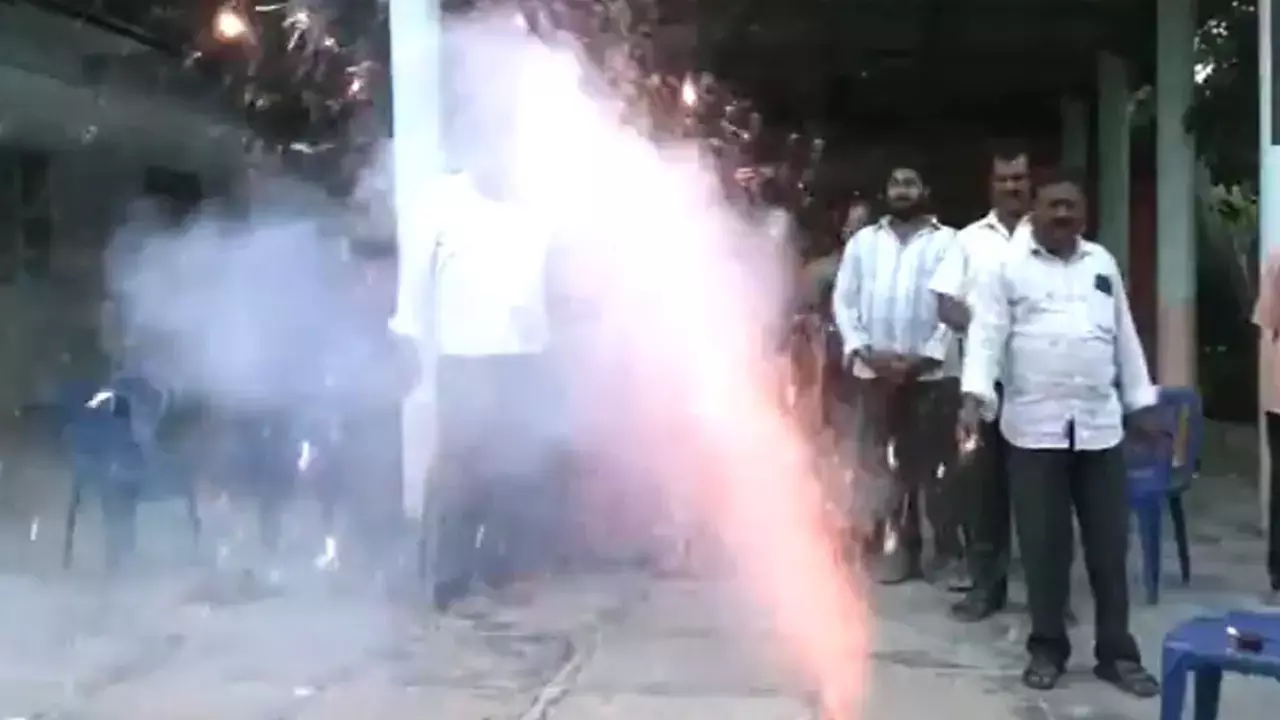 AP : ట్రంప్ గెలుపు.. నిడదవోలులో సంబరాలు