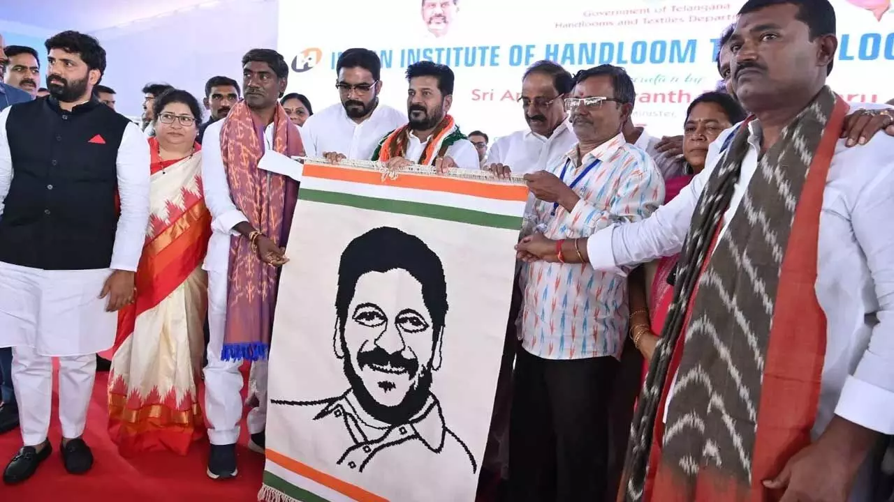 TG : పట్టువస్త్రంపై చేనేత కళాకారుడి అద్భుత ప్రతిభ TG : పట్టువస్త్రంపై చేనేత కళాకారుడి అద్భుత ప్రతిభ