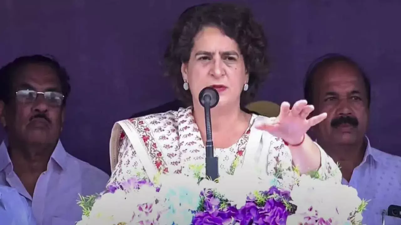 Priyanka Gandhi : సోదాల పేరుతో మహిళలను ఇబ్బంది పెట్టొద్దు : ప్రియాంక గాంధీ
