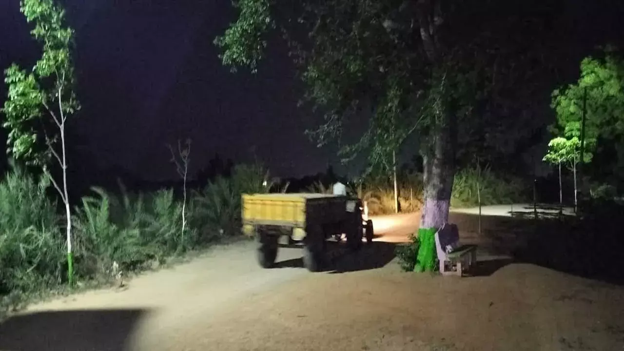 AP : అర్ధరాత్రి ఇసుక తరలింపు.. రెవెన్యూ శాఖ తనిఖీలు AP : అర్ధరాత్రి ఇసుక తరలింపు.. రెవెన్యూ శాఖ తనిఖీలు