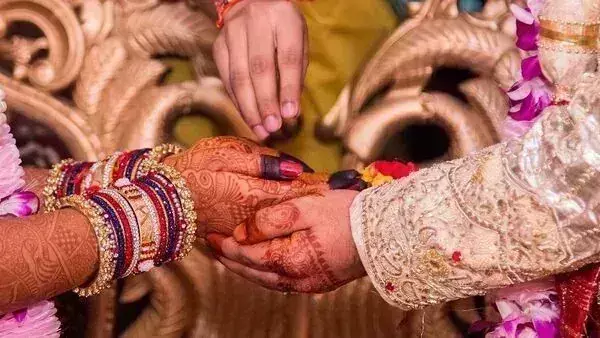Wedding: బాస్ లీవ్ ఇవ్వలేదని.. వీడియో కాల్లో పెళ్లి Wedding: బాస్ లీవ్ ఇవ్వలేదని.. వీడియో కాల్లో పెళ్లి