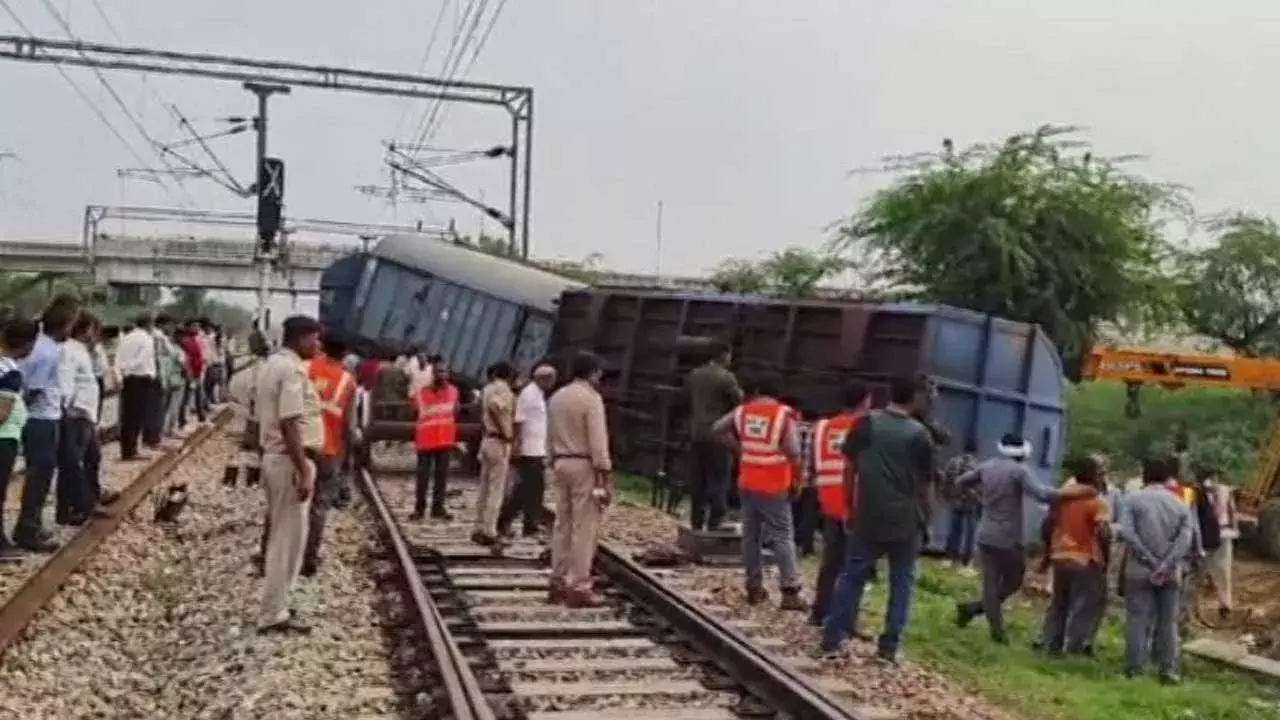Train Accident : పట్టాలు తప్పిన డోర్నకల్ గూడ్స్ రైలు