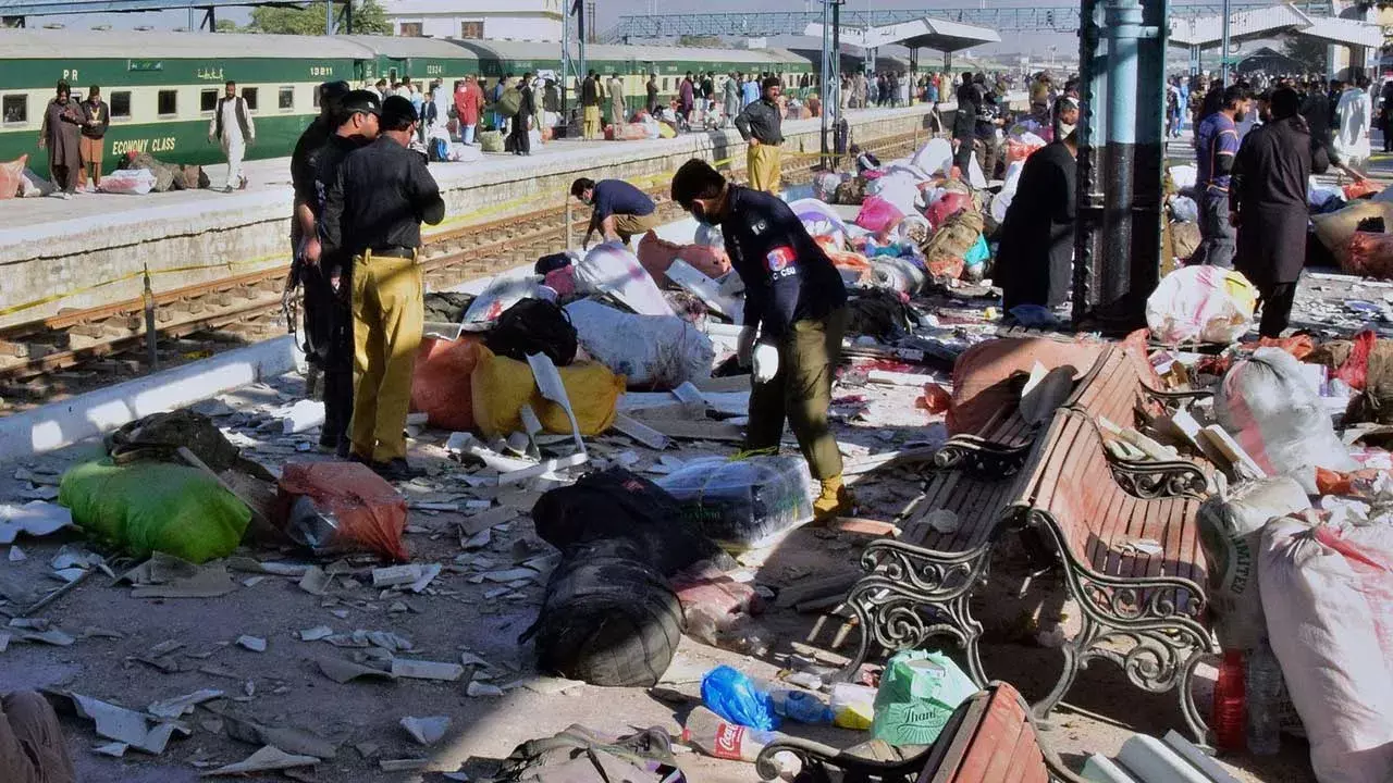 Pakistan Bomb Blasts : బాంబు పేలుళ్లతో దద్దరిల్లిన పాకిస్థాన్