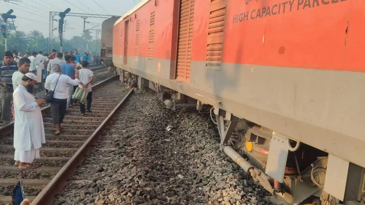 Shalimar Express : పట్టాలు తప్పిన సికింద్రాబాద్-షాలీమార్ ఎక్స్ ప్రెస్ Shalimar Express : పట్టాలు తప్పిన సికింద్రాబాద్-షాలీమార్ ఎక్స్ ప్రెస్