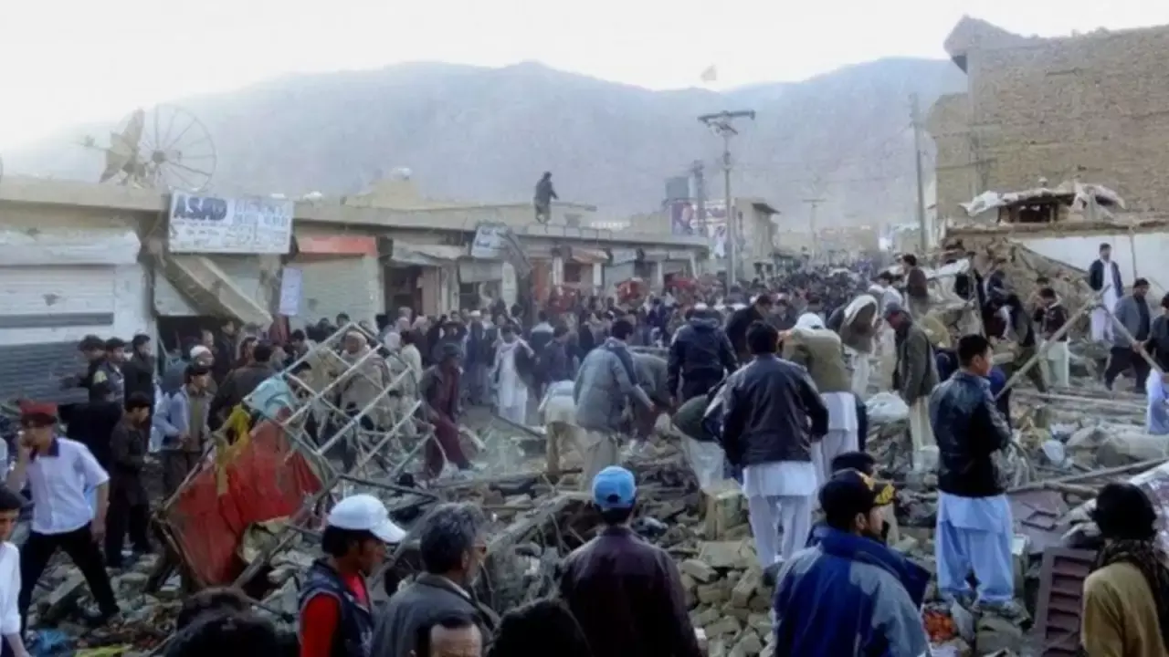 Pakistan : పాకిస్థాన్‌లో బాంబు దాడి..14 మంది సైనికులు మృతి