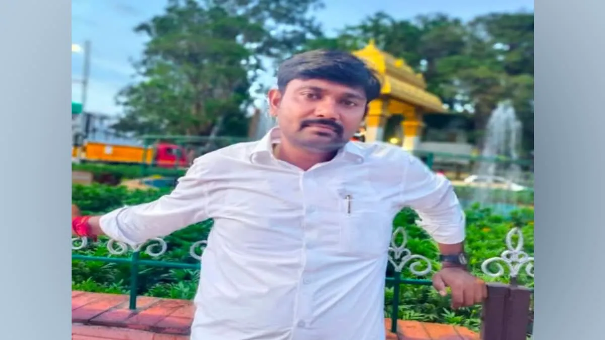 Varra Ravindar Reddy: వర్రా రవీందర్రెడ్డిని కడప తీసుకొచ్చిన పోలీసులు Varra Ravindar Reddy: వర్రా రవీందర్రెడ్డిని కడప తీసుకొచ్చిన పోలీసులు