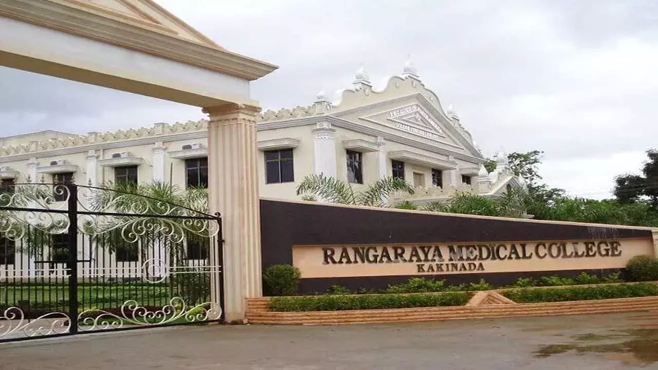 Kakinada : కాకినాడ మెడికల్ కాలేజీలో ర్యాగింగ్ కలకలం Kakinada : కాకినాడ మెడికల్ కాలేజీలో ర్యాగింగ్ కలకలం