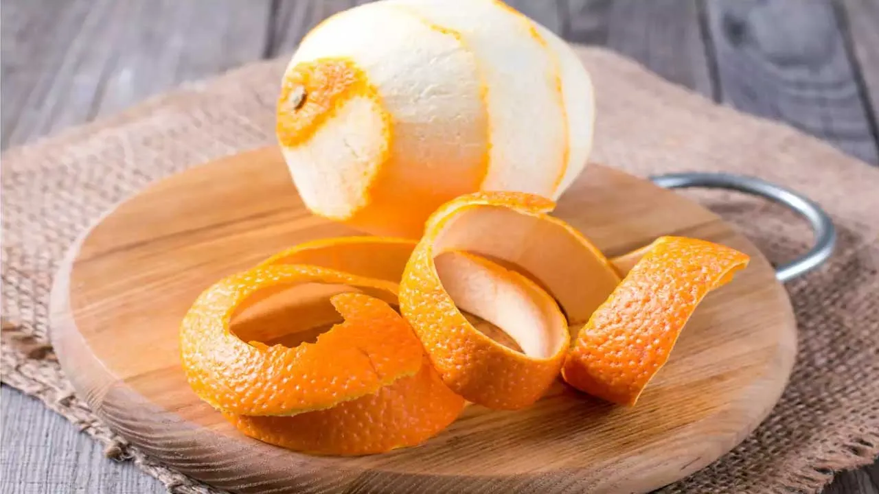 Health Benefits : ఆరెంజ్ తొక్కతో ఇలా చేస్తే.. ముడతలు మొటిమలు మాయం Health Benefits : ఆరెంజ్ తొక్కతో ఇలా చేస్తే.. ముడతలు మొటిమలు మాయం