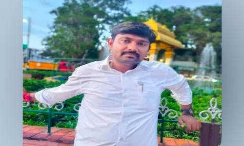 Varra Ravindar Reddy: వర్రా రవీందర్రెడ్డిని కడప తీసుకొచ్చిన పోలీసులు Varra Ravindar Reddy: వర్రా రవీందర్రెడ్డిని కడప తీసుకొచ్చిన పోలీసులు