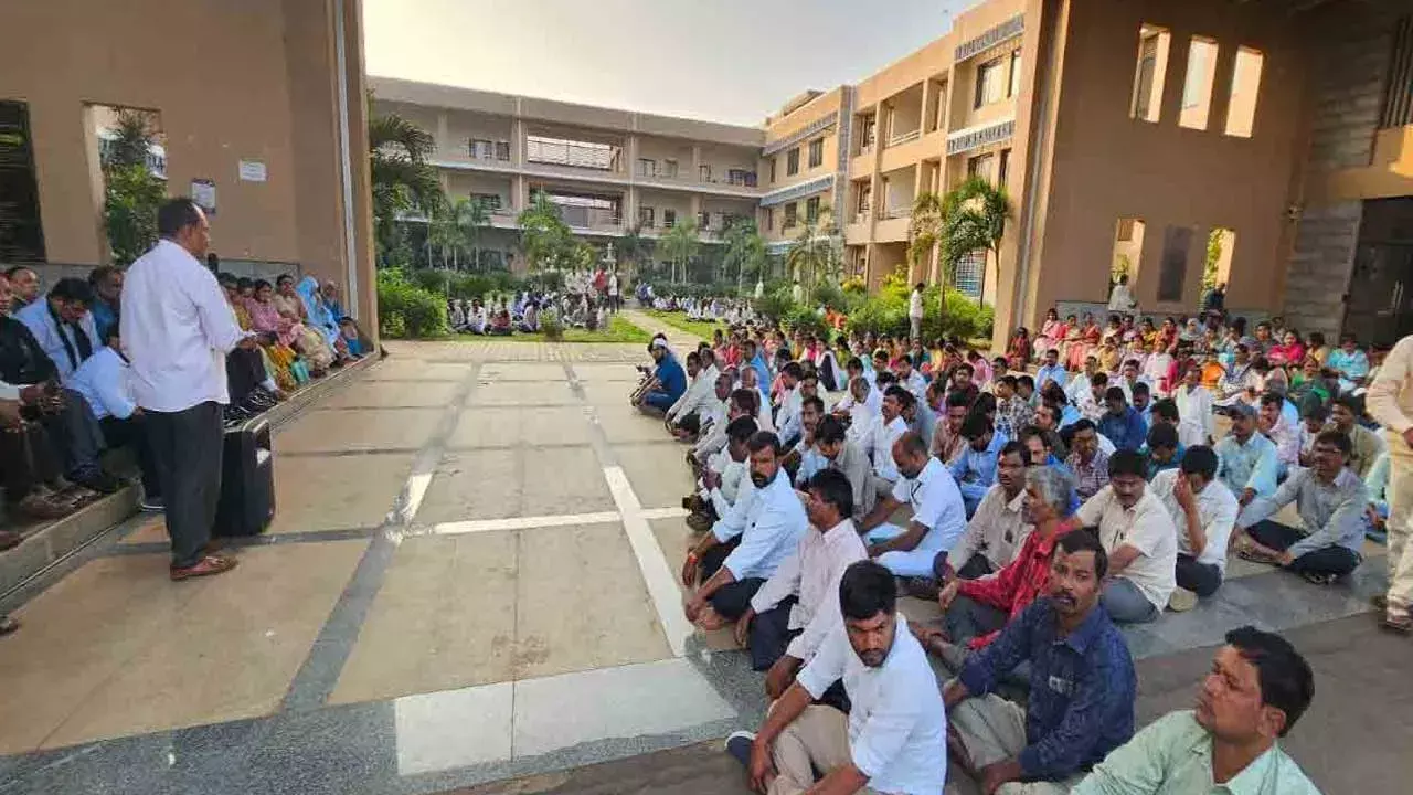 Vikarabad : సంచలనం.. కలెక్టర్ పై దాడి ఘటనలో 300 మంది అరెస్ట్ Vikarabad : సంచలనం.. కలెక్టర్ పై దాడి ఘటనలో 300 మంది అరెస్ట్