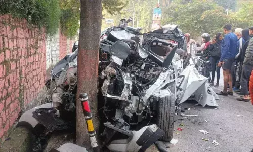 ఘోర రోడ్డు ప్రమాదం.. ట్రక్కు ఢీకొని ఆరుగురు విద్యార్థులు మృతి ఘోర రోడ్డు ప్రమాదం.. ట్రక్కు ఢీకొని ఆరుగురు విద్యార్థులు మృతి