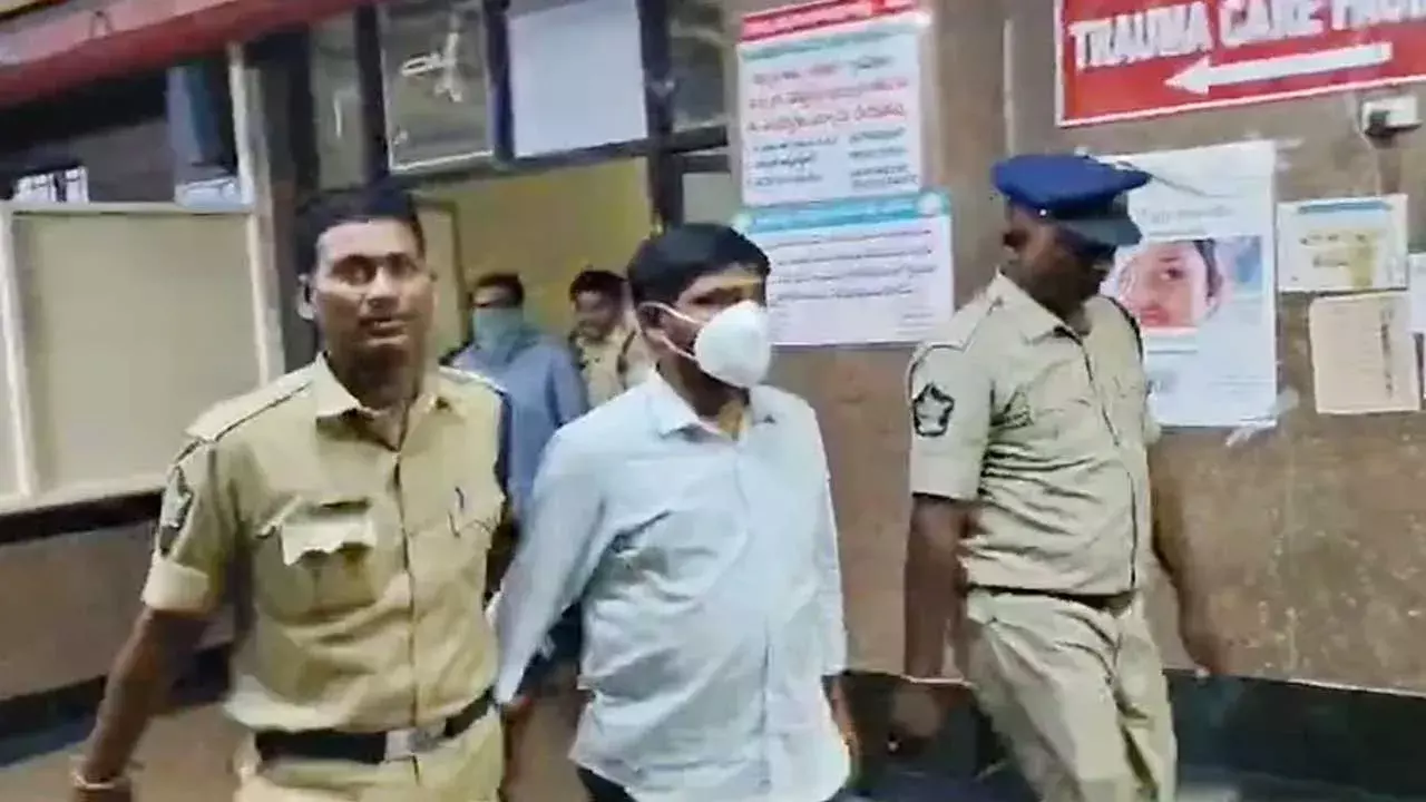 AP : కడప కోర్టు ముందుకు వర్రా రవీంద్ర AP : కడప కోర్టు ముందుకు వర్రా రవీంద్ర