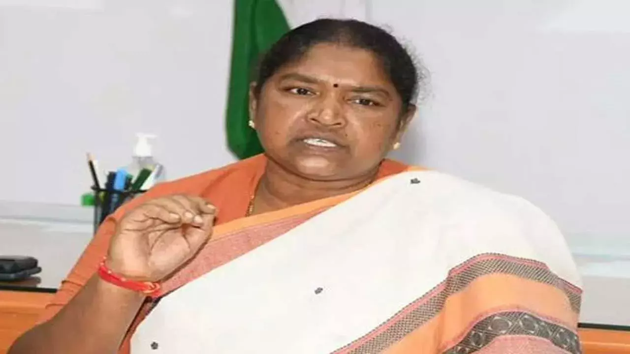 TG : బీజేపీ బీ టీం బీఆర్ఎస్.. సీతక్క ఎదురుదాడి TG : బీజేపీ బీ టీం బీఆర్ఎస్.. సీతక్క ఎదురుదాడి