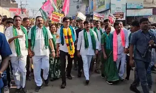 TG: రైతులను సీఎం నిలువునా ముంచారు.. కోరుట్ల పాదయాత్రలో సంజయ్ TG: రైతులను సీఎం నిలువునా ముంచారు.. కోరుట్ల పాదయాత్రలో సంజయ్