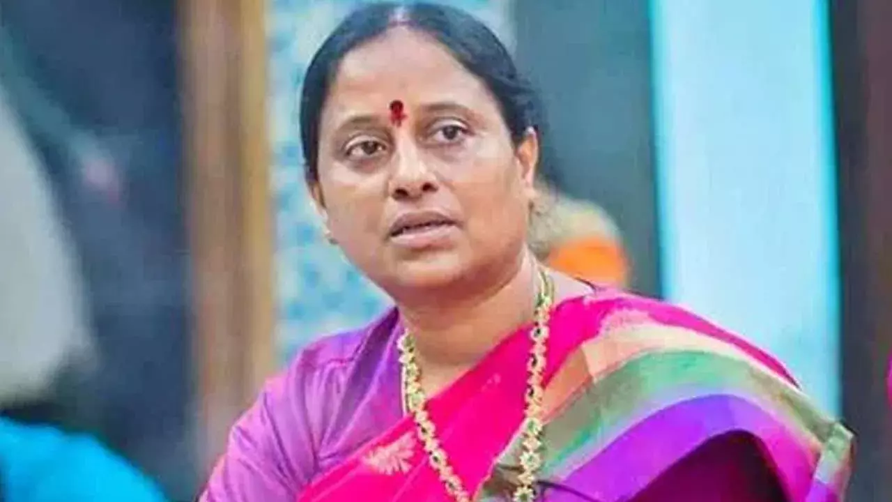 Minister Konda Surekh : మార్కెట్‌లో ప్లాస్టిక్ నిషేధించాలి..