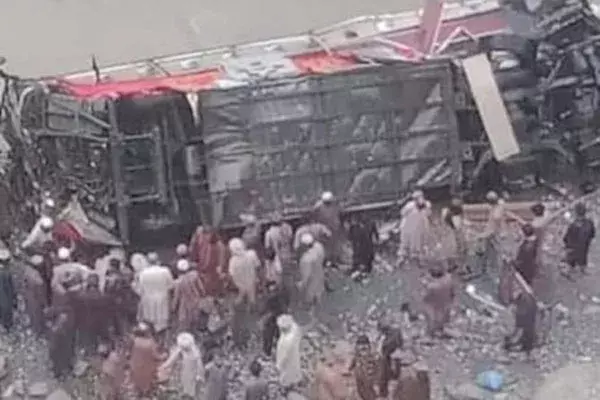 Pakistan : న‌దిలో ప‌డిన పెళ్లి బ‌స్సు.. 14మంది మృతి