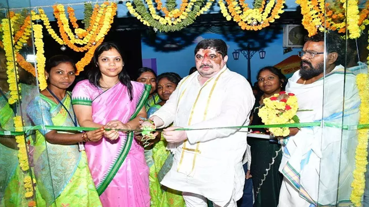 TG : అన్ని జిల్లాల్లో శక్తి క్యాంటీన్లు.. మంత్రి పొన్నం ప్రకటన TG : అన్ని జిల్లాల్లో శక్తి క్యాంటీన్లు.. మంత్రి పొన్నం ప్రకటన