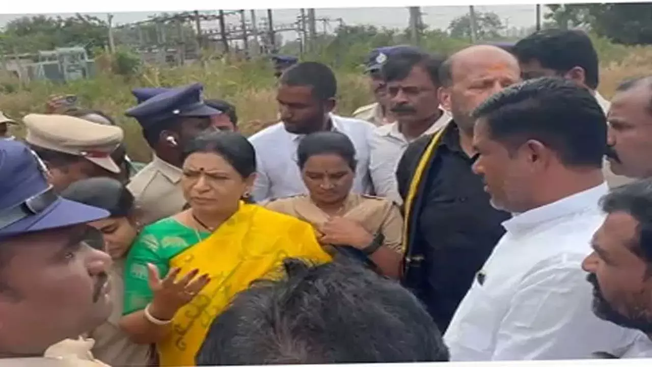 TG : కొడంగల్ పర్యటనలో డీకే అరుణను అడ్డుకున్న పోలీసులు