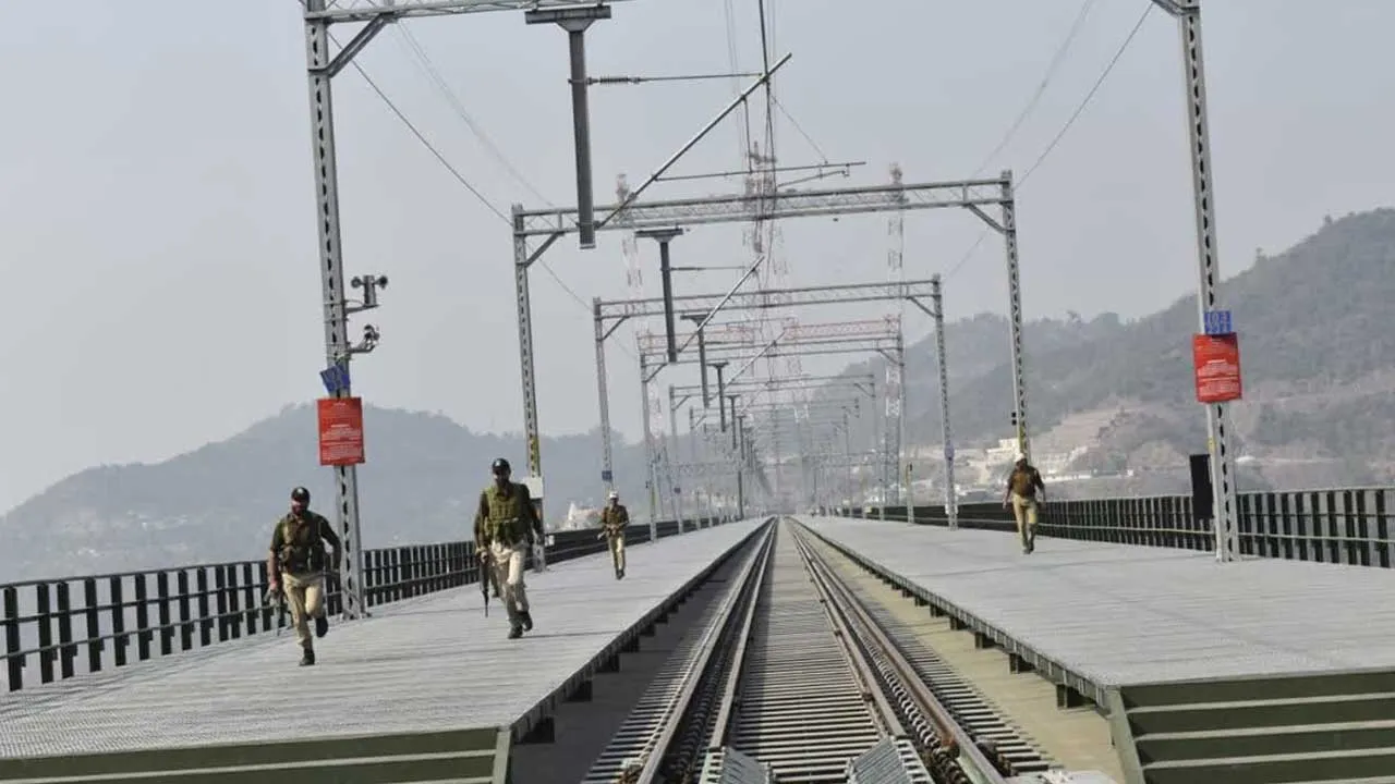 Jammu & Kashmir : చీనాబ్ రైల్వే బ్రిడ్జిపై ఆర్మీ మాక్ డ్రిల్ Jammu & Kashmir : చీనాబ్ రైల్వే బ్రిడ్జిపై ఆర్మీ మాక్ డ్రిల్