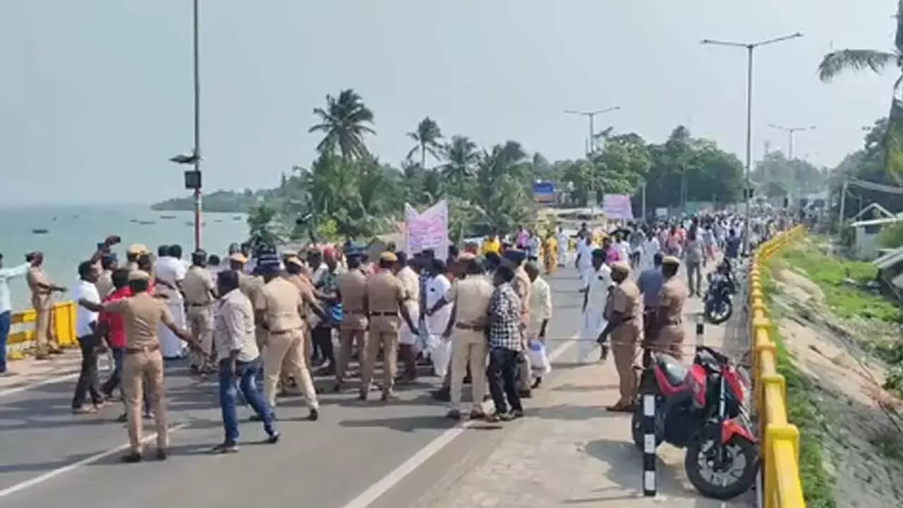 Sri Lanka Navy : శ్రీలంక నేవీ అదుపులో 12 మంది జాలర్లు Sri Lanka Navy : శ్రీలంక నేవీ అదుపులో 12 మంది జాలర్లు