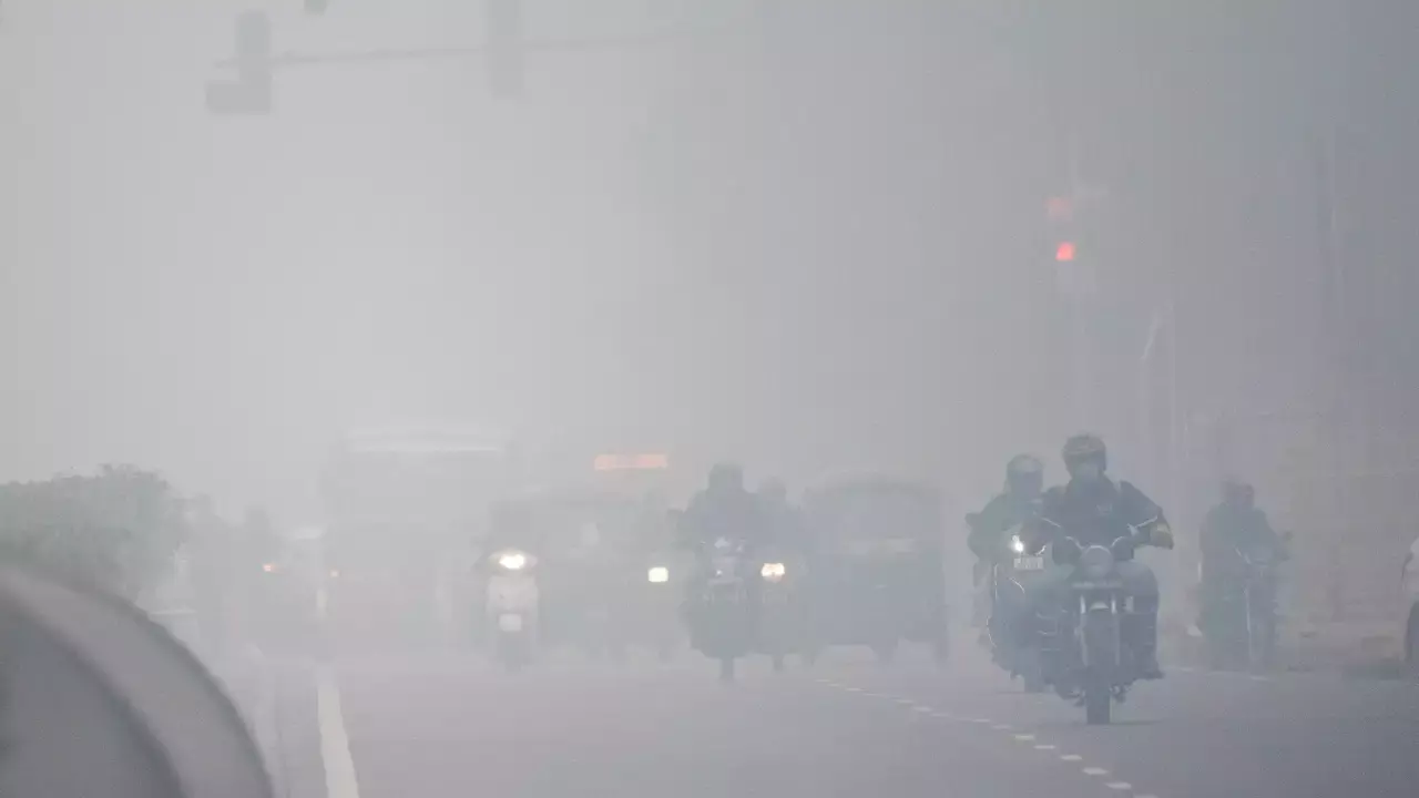 Delhi : ఢిల్లీని దట్టంగా కమ్మేసిన పొగమంచు