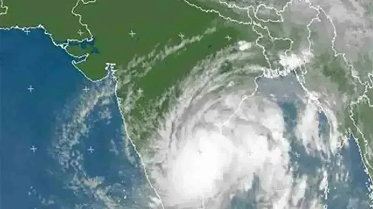 AP Weather Update: బంగాళాఖాతంలో బలహీనపడ్డ అల్పపీడనం AP Weather Update: బంగాళాఖాతంలో బలహీనపడ్డ అల్పపీడనం