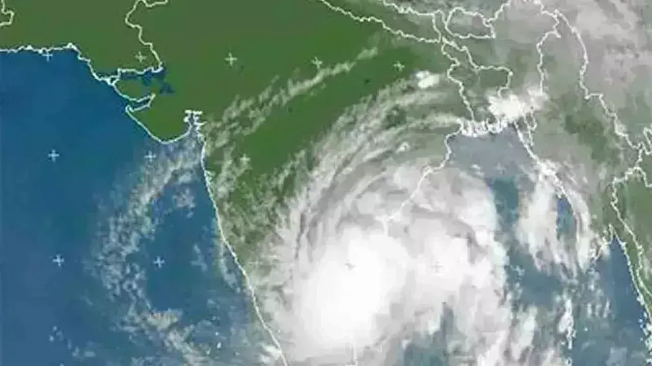 AP Weather Update: బంగాళాఖాతంలో బలహీనపడ్డ అల్పపీడనం AP Weather Update: బంగాళాఖాతంలో బలహీనపడ్డ అల్పపీడనం