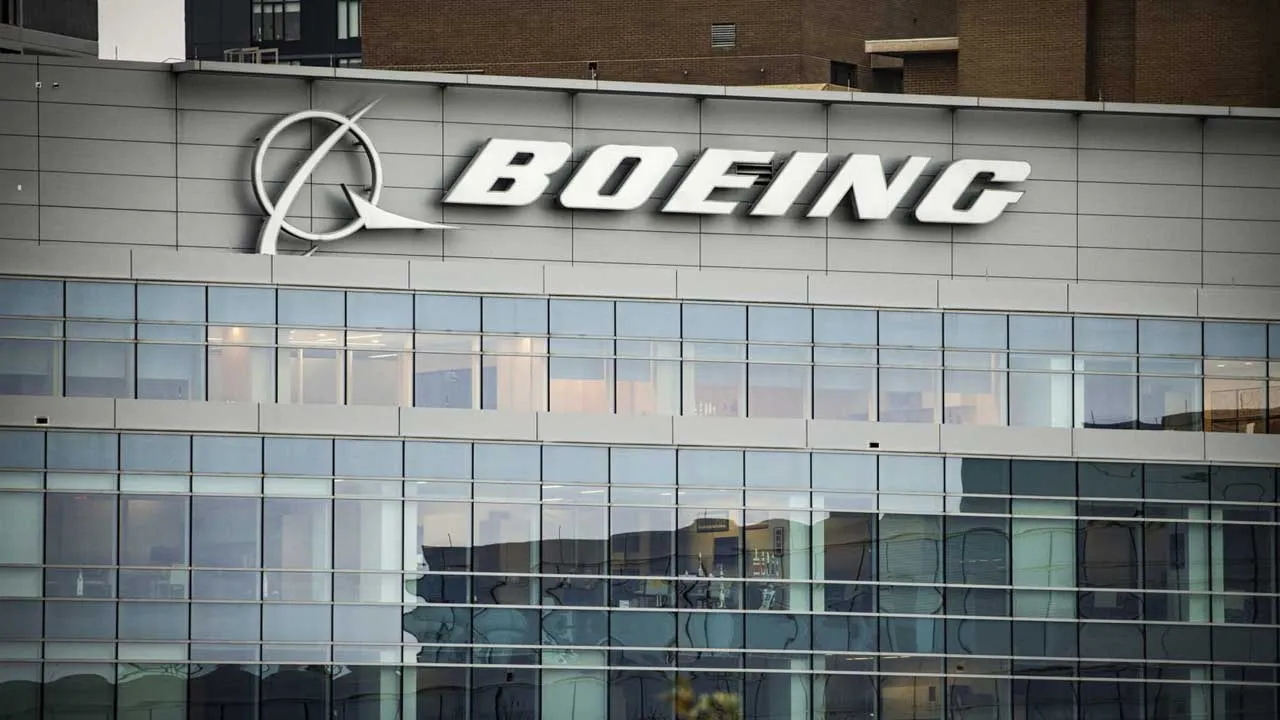 Boeing Layoff : ఉద్యోగులకు లేఆఫ్ నోటీసులు .. 17 వేల మందిపై వేటు Boeing Layoff : ఉద్యోగులకు లేఆఫ్ నోటీసులు .. 17 వేల మందిపై వేటు