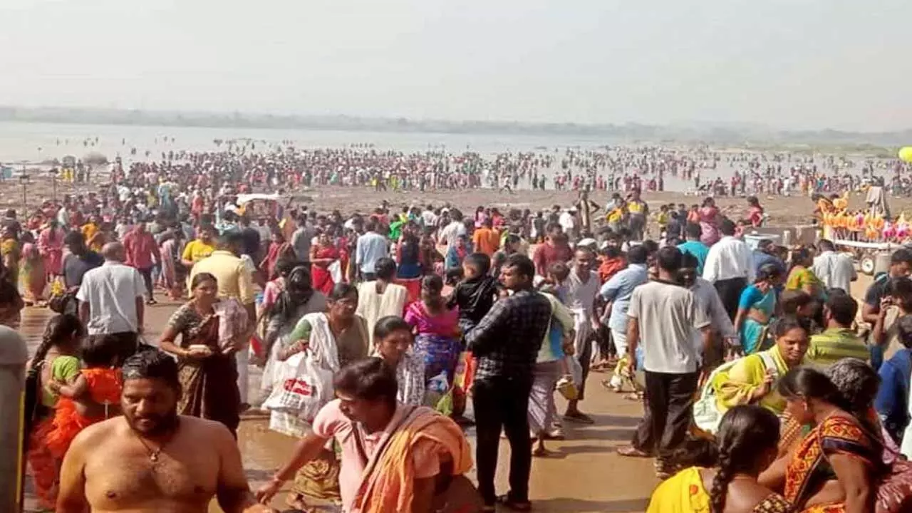 Kartika Purnima : మహారాష్ట్ర నుంచి భక్తులు..గోదావరి నదిలో భక్తుల పుణ్యస్నానాలు Kartika Purnima : మహారాష్ట్ర నుంచి భక్తులు..గోదావరి నదిలో భక్తుల పుణ్యస్నానాలు