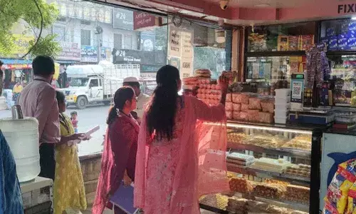 Telangana: సూర్యాపేట బేకరీల్లో శుభ్రత కరువు.. రెస్టారెంట్లలో రాష్ట్ర స్థాయి టాస్క్ఫోర్స్ తనిఖీలు Telangana: సూర్యాపేట బేకరీల్లో శుభ్రత కరువు.. రెస్టారెంట్లలో రాష్ట్ర స్థాయి టాస్క్ఫోర్స్ తనిఖీలు