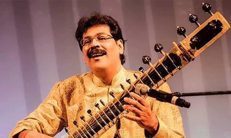 విద్యార్ధినిపై లైంగిక వేధింపుల ఆరోపణలు.. ప్రముఖ గాయకుడు సంజయ్ చక్రవర్తి అరెస్ట్ విద్యార్ధినిపై లైంగిక వేధింపుల ఆరోపణలు.. ప్రముఖ గాయకుడు సంజయ్ చక్రవర్తి అరెస్ట్