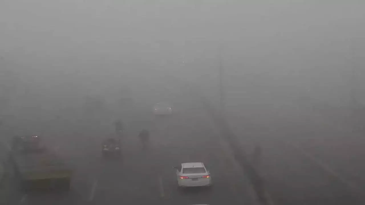 Delhi Pollution : ప్రమాదకర స్థాయిలో ఢిల్లీలో కాలుష్యం..స్కూళ్లకు సెలవులు Delhi Pollution : ప్రమాదకర స్థాయిలో ఢిల్లీలో కాలుష్యం..స్కూళ్లకు సెలవులు