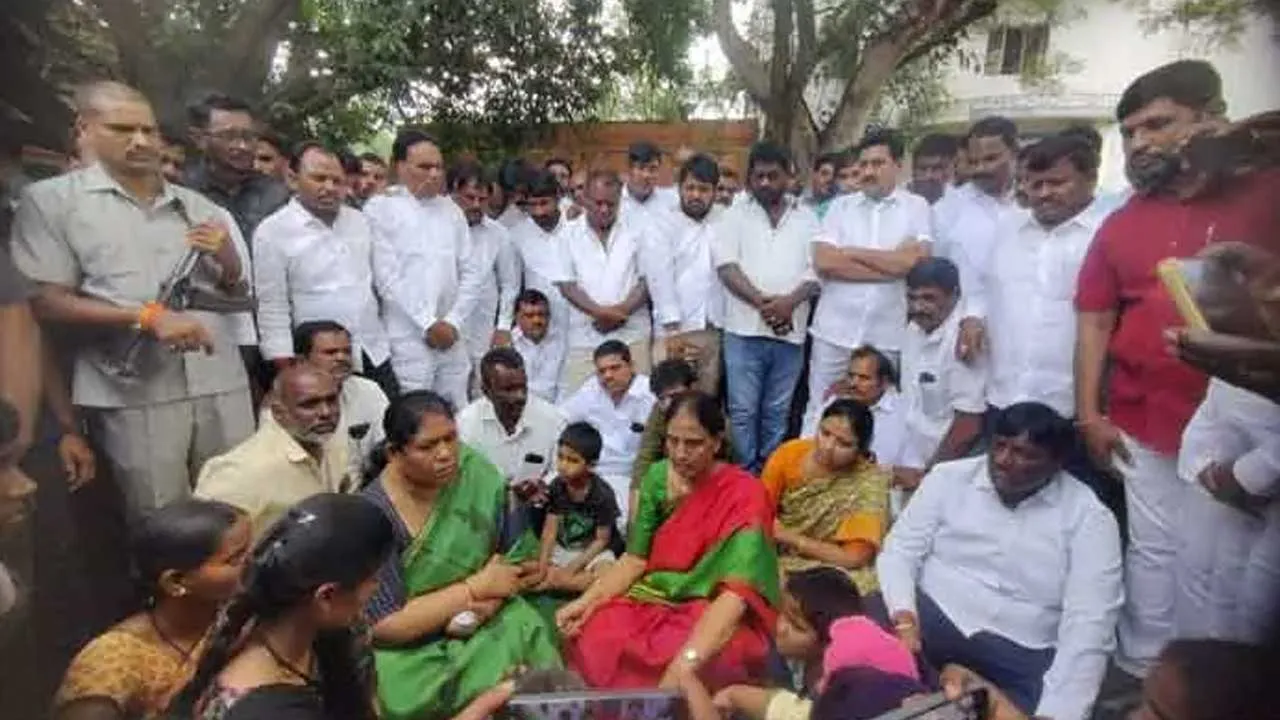 TG : పరిగిలో సబిత హల్చల్.. రైతులతో ధర్నా TG : పరిగిలో సబిత హల్చల్.. రైతులతో ధర్నా