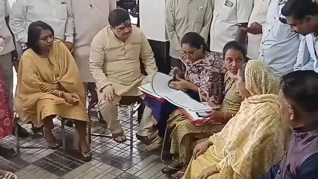 TG : నయీం ఫ్యామిలీ వివరాలు సర్వేలో నమోదు చేసిన మంత్రి పొన్నం