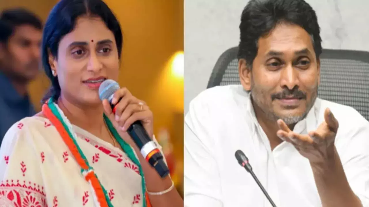 Sharmila : అసెంబ్లీకి జగన్ రాకపోవడంపై షర్మిల విసుర్లు Sharmila : అసెంబ్లీకి జగన్ రాకపోవడంపై షర్మిల విసుర్లు