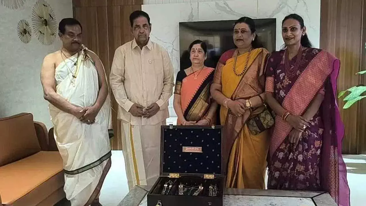 TTD : తిరుమల శ్రీవారికి వజ్రాలతో వైజయంతీ మాల అందించిన డీకే ఆదికేశవులు మనవరాలు TTD : తిరుమల శ్రీవారికి వజ్రాలతో వైజయంతీ మాల అందించిన డీకే ఆదికేశవులు మనవరాలు