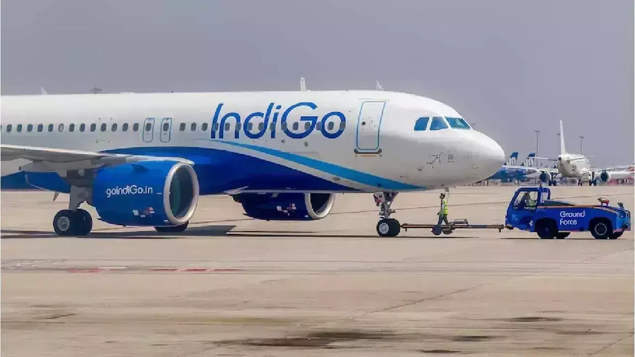 IndiGo: రన్వేపై ట్రాక్టర్.. 40 నిమిషాలు గాల్లోనే చక్కర్లు కొట్టిన విమానం IndiGo: రన్వేపై ట్రాక్టర్.. 40 నిమిషాలు గాల్లోనే చక్కర్లు కొట్టిన విమానం