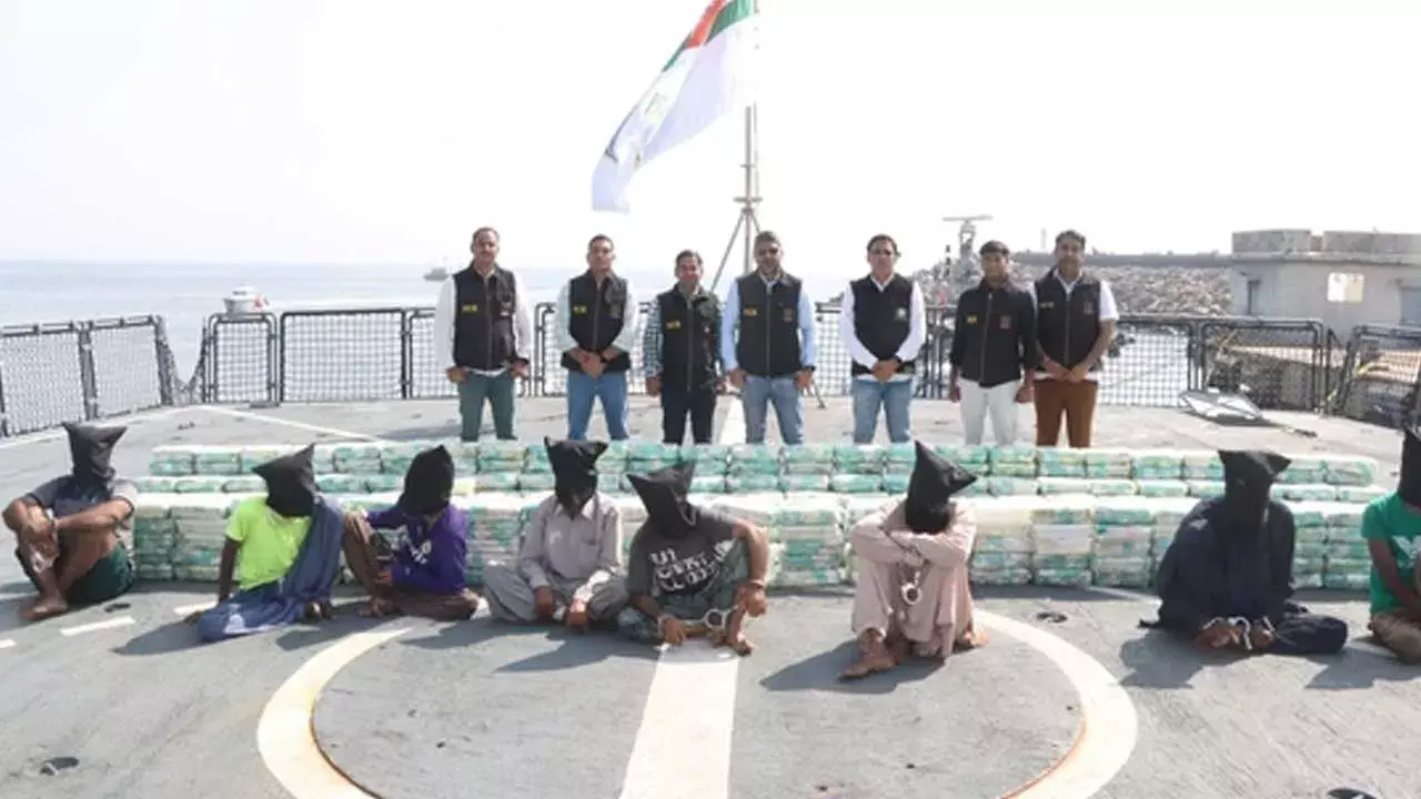 Drug Smuggling : గుజరాత్లో 500 కేజీల డ్రగ్స్ పట్టివేత Drug Smuggling : గుజరాత్లో 500 కేజీల డ్రగ్స్ పట్టివేత