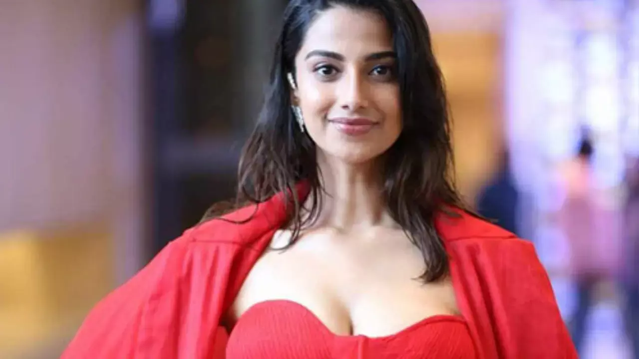 Meenakshi Chaudhary :  అన్ లక్కీ మీనాక్షి Meenakshi Chaudhary :  అన్ లక్కీ మీనాక్షి
