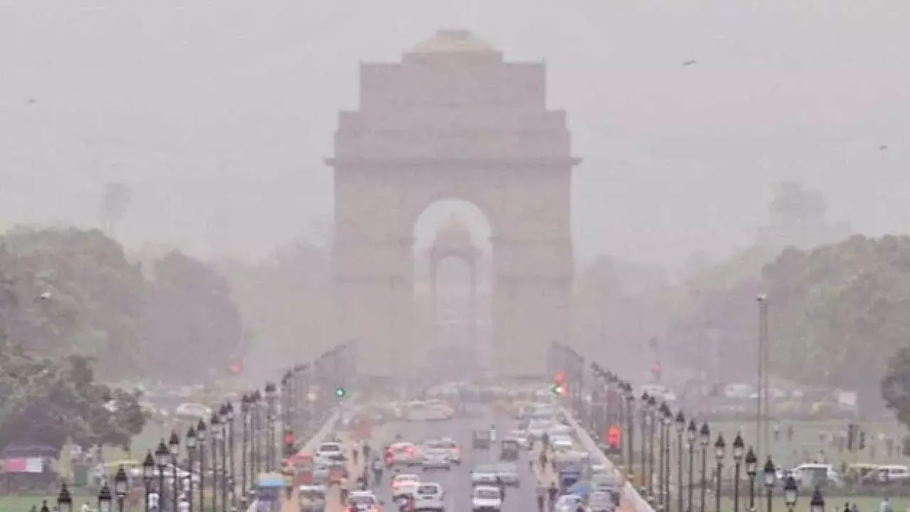 Delhi : ఢిల్లీలో ప్రమాదకర స్థాయిలో వాయుకాలుష్యం