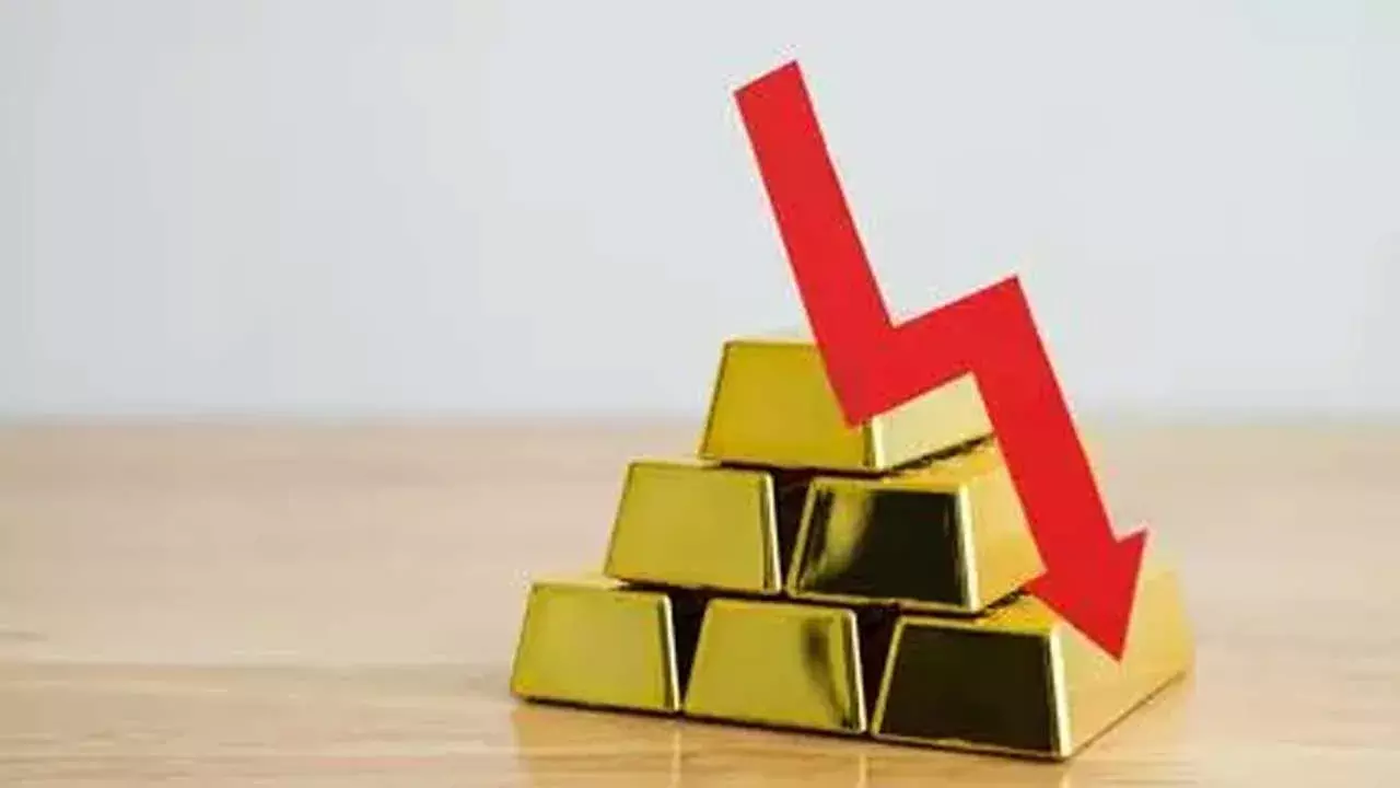 Gold Prices : బంగారం ధరలో డౌన్ ట్రెండ్.. మార్కెట్ లో ఆందోళన Gold Prices : బంగారం ధరలో డౌన్ ట్రెండ్.. మార్కెట్ లో ఆందోళన