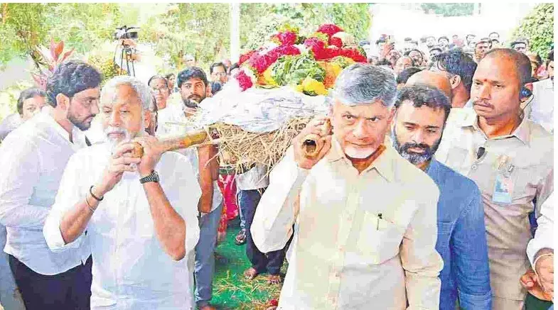 AP: అశ్రు నయనాల మధ్య నారా రామ్మూర్తి అంత్యక్రియలు పూర్తి AP: అశ్రు నయనాల మధ్య నారా రామ్మూర్తి అంత్యక్రియలు పూర్తి