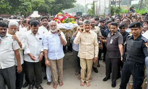 Ramurmurthi Naidu : రామ్మూర్తి నాయుడు అంత్యక్రియల్లో ఇవి గమనించారా...? Ramurmurthi Naidu : రామ్మూర్తి నాయుడు అంత్యక్రియల్లో ఇవి గమనించారా...?