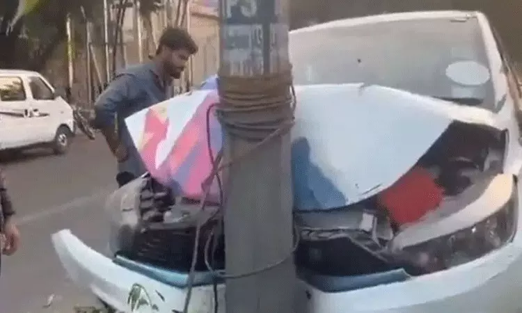 Hyderabad: బంజారాహిల్స్ లో రోడ్డు ప్రమాదం.. అతి వేగంతో విద్యుత్ స్థంభాన్ని ఢీకొట్టిన కారు.. Hyderabad: బంజారాహిల్స్ లో రోడ్డు ప్రమాదం.. అతి వేగంతో విద్యుత్ స్థంభాన్ని ఢీకొట్టిన కారు..