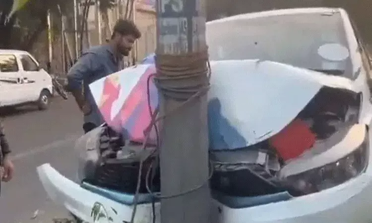 Hyderabad: బంజారాహిల్స్ లో రోడ్డు ప్రమాదం.. అతి వేగంతో విద్యుత్ స్థంభాన్ని ఢీకొట్టిన కారు..