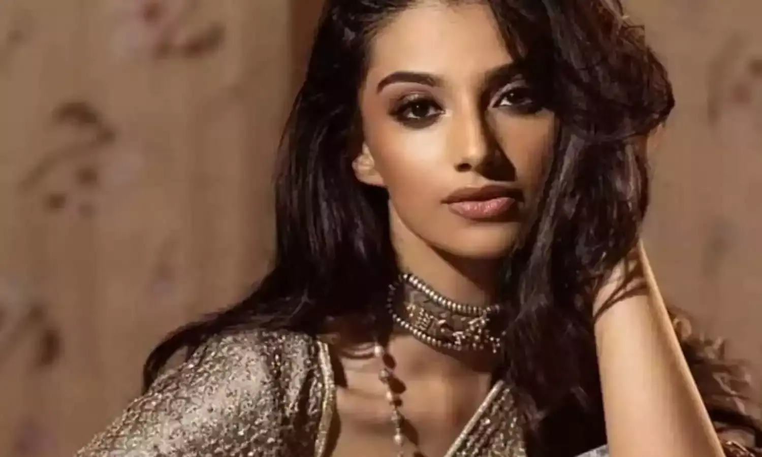 Meenakshi Chaudhary : క్రేజీ ఆఫర్ ను దక్కించుకున్న మీనాక్షి Meenakshi Chaudhary : క్రేజీ ఆఫర్ ను దక్కించుకున్న మీనాక్షి